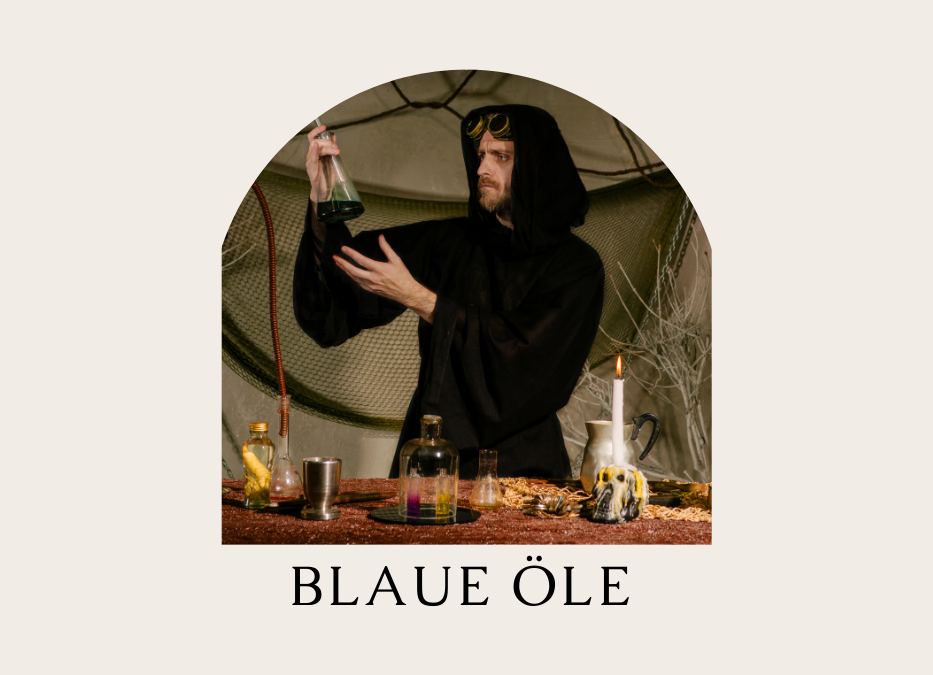 Alchemist bestaunt ein tiefblaues Öl im Erlenmeyerkolben