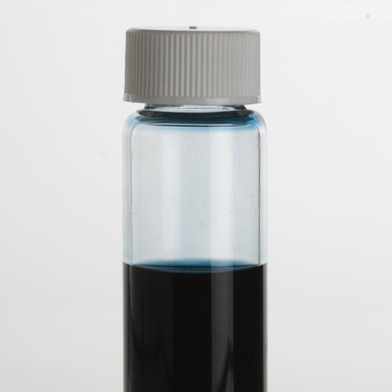Transparente Flasche mit Schafgarbenöl - schwarz mit Blauschimmer - wikimedia