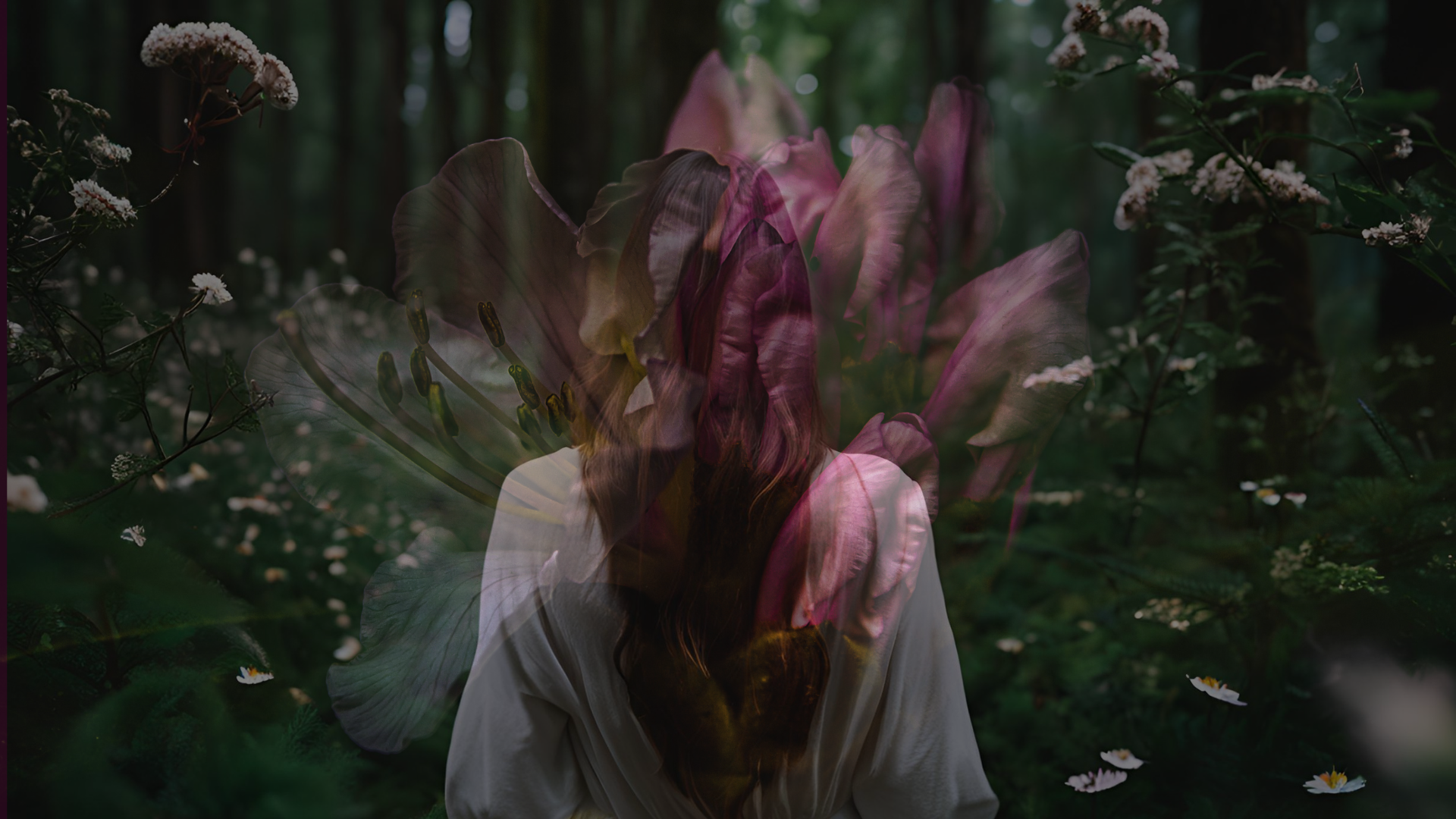 Frau geht in einen blütenreichen dunklen Wald, über ihr liegt transparent eine große Blüte.